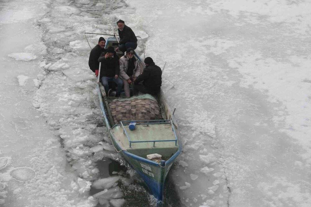 Balıkçılar, buzlar arasında tekne yolu açarak avlanmaya hazırlanıyor