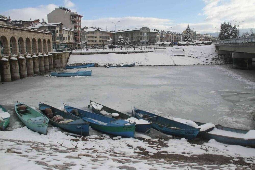 Balıkçılar, buzlar arasında tekne yolu açarak avlanmaya hazırlanıyor
