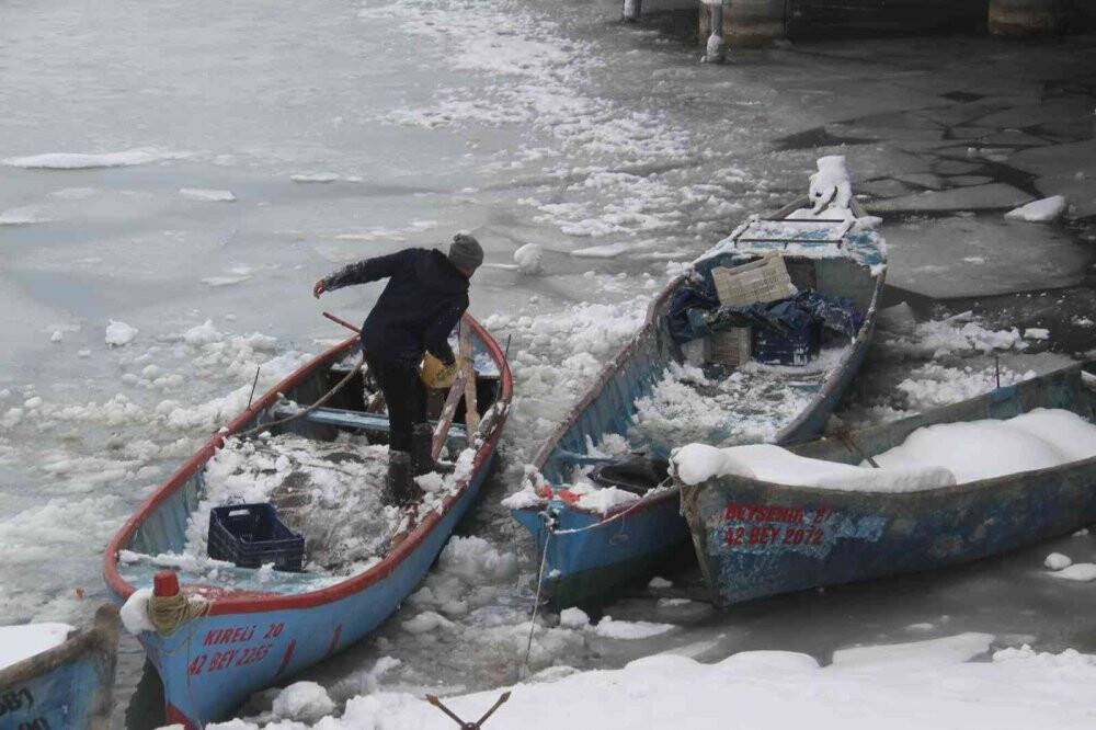 Balıkçılar, buzlar arasında tekne yolu açarak avlanmaya hazırlanıyor