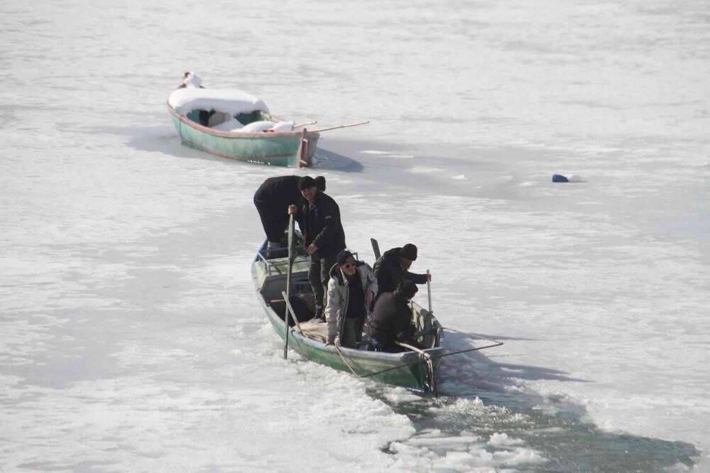 Balıkçılar, buzlar arasında tekne yolu açarak avlanmaya hazırlanıyor