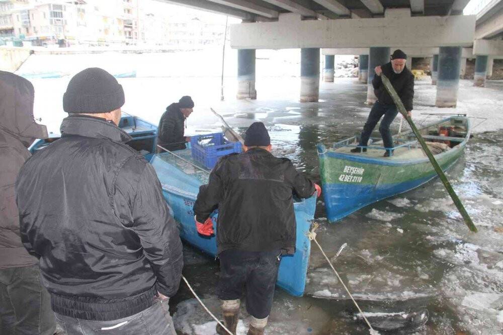 Balıkçılar, buzlar arasında tekne yolu açarak avlanmaya hazırlanıyor