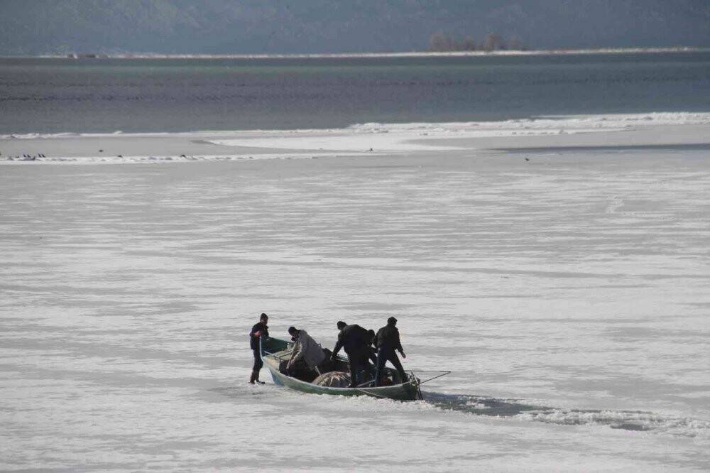 Balıkçılar, buzlar arasında tekne yolu açarak avlanmaya hazırlanıyor