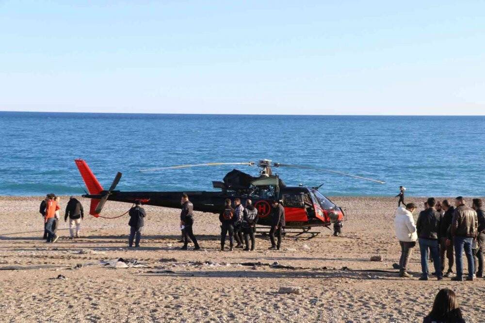 Bisiklet turunu görüntüleyen helikopter sahile iniş yaptı