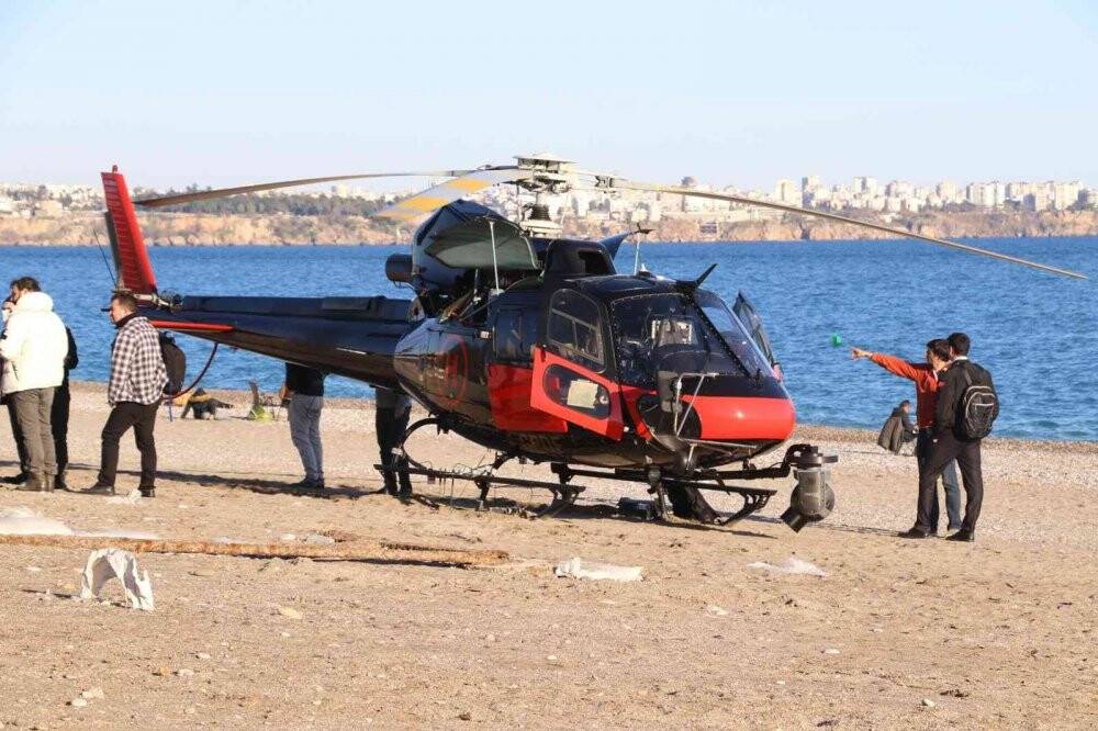 Bisiklet turunu görüntüleyen helikopter sahile iniş yaptı