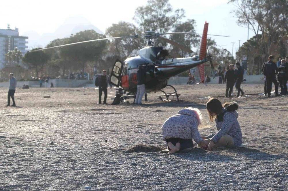 Bisiklet turunu görüntüleyen helikopter sahile iniş yaptı