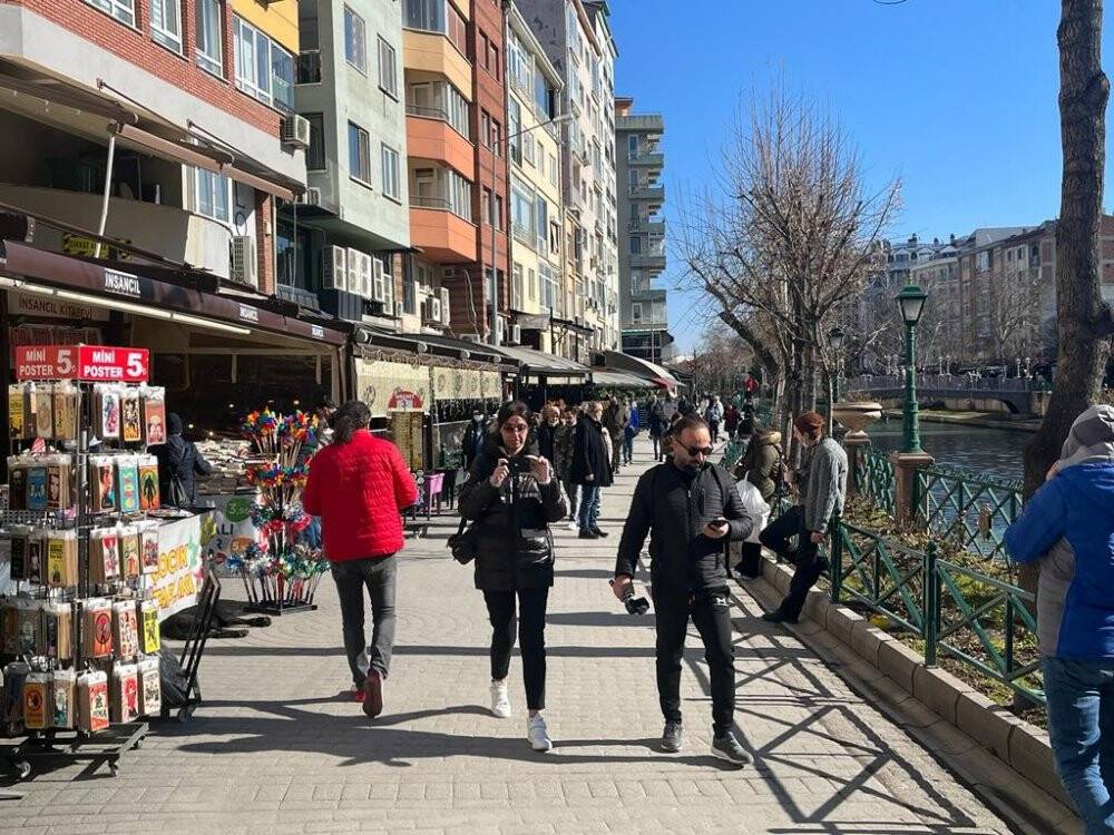 Güneşi gören kendini sokağa attı