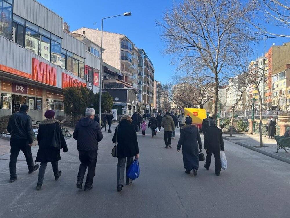 Güneşi gören kendini sokağa attı