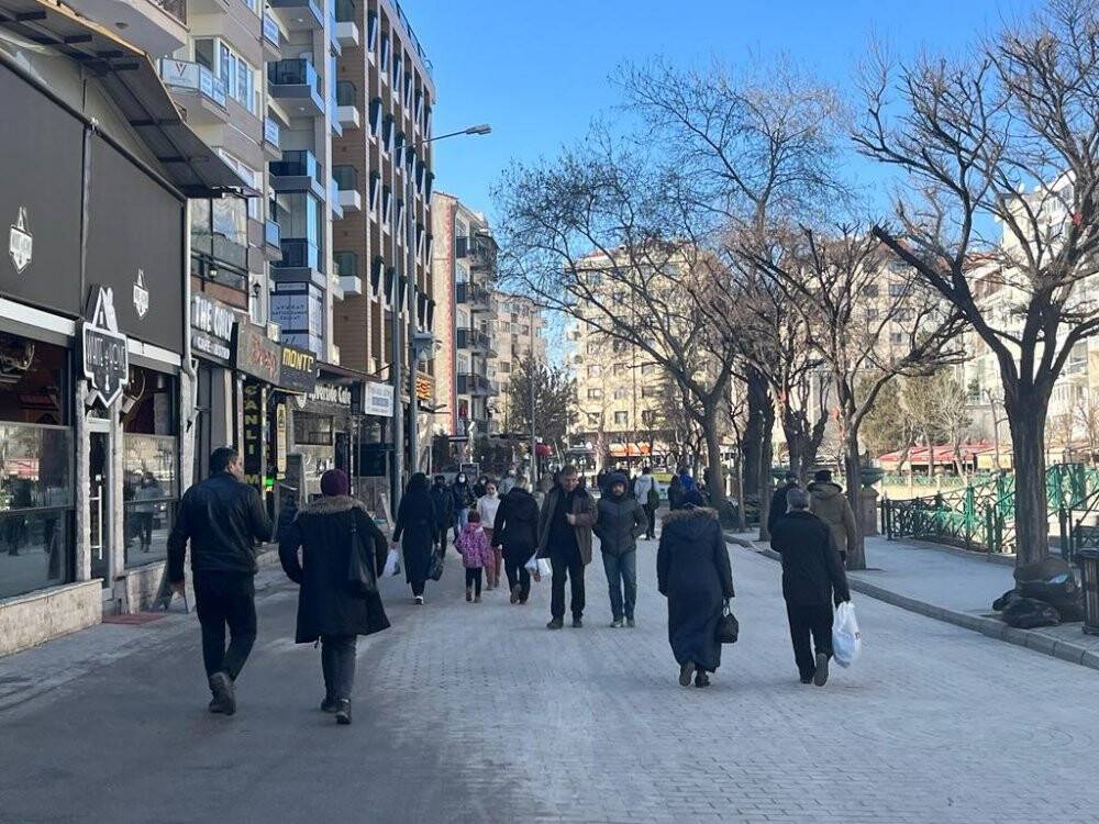 Güneşi gören kendini sokağa attı