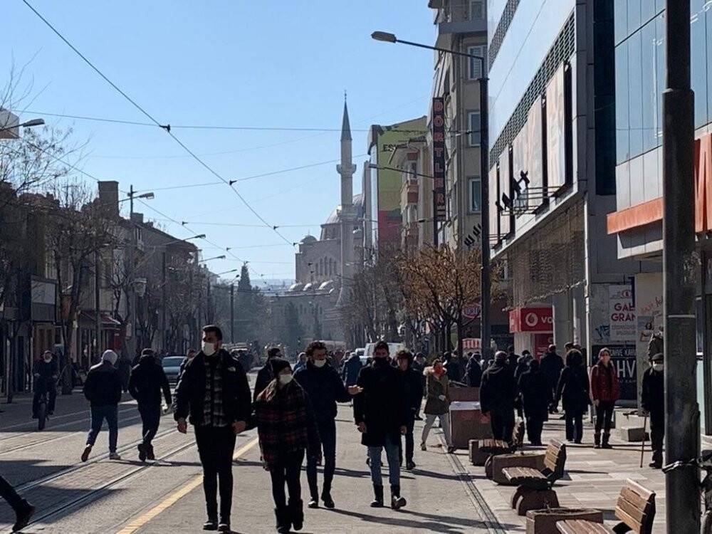 Güneşi gören kendini sokağa attı