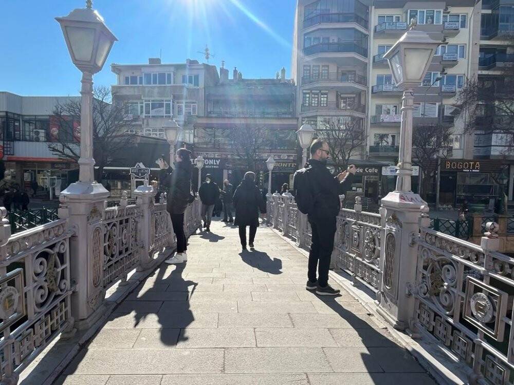 Güneşi gören kendini sokağa attı