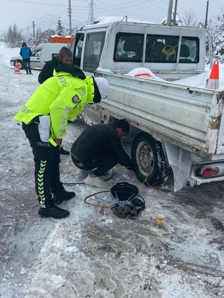 Konya’da trafik ekipleri yolda kalanların yardımına koştu
