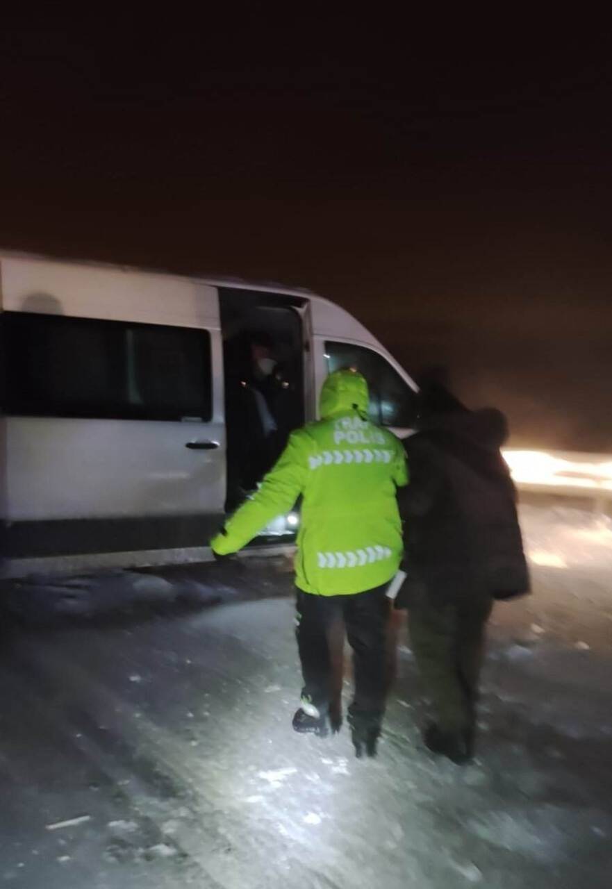 Konya’da trafik ekipleri yolda kalanların yardımına koştu
