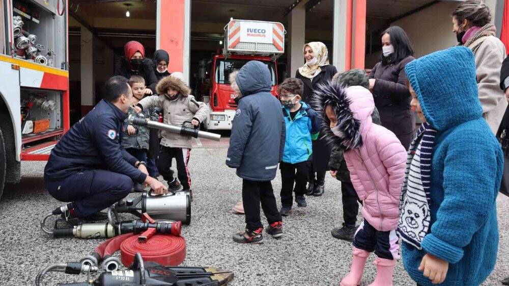 Minikler itfaiyeci oldu