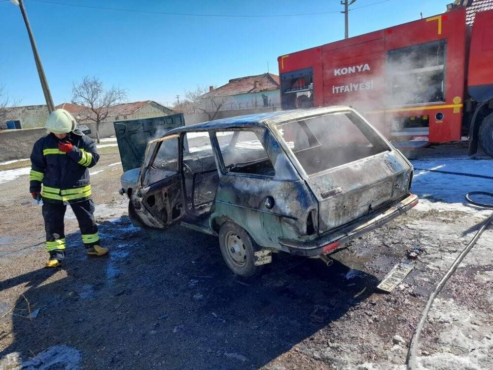 Park halindeki otomobil yanarak kullanılamaz hale geldi