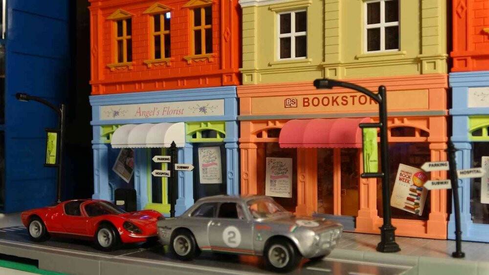 3 bin model araba biriktirdi, eldivensiz dokunamıyor