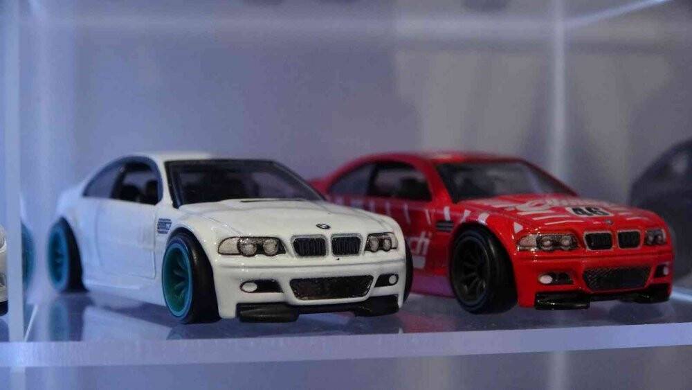 3 bin model araba biriktirdi, eldivensiz dokunamıyor