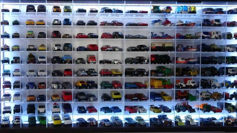 3 bin model araba biriktirdi, eldivensiz dokunamıyor