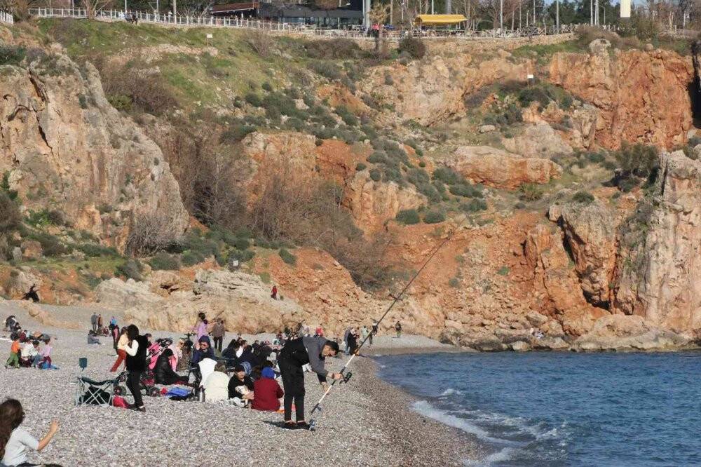 Antalya’da sıcaklık 20 dereceye yaklaştı, vatandaşlar sahile koştu