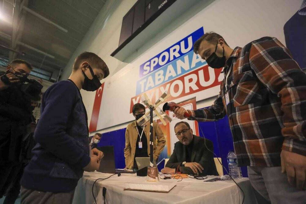 Bakan Kasapoğlu, Deneyap Teknoloji Atölyeleri Sınavı’na katılan gençleri ziyaret etti