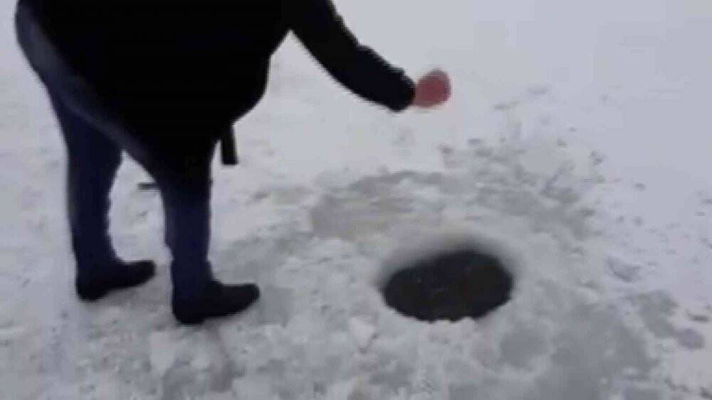 Buzu kırıp balık tutuyorlar