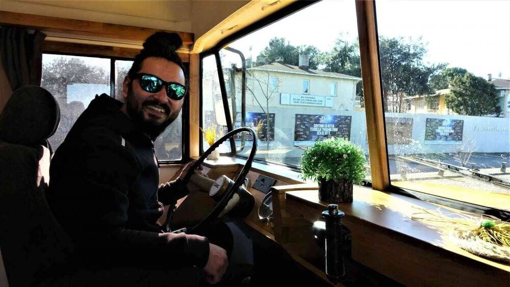 Hayalindeki otobüsü  yaptı, insanların ilgi odağı oldu