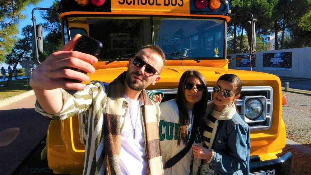 Hayalindeki otobüsü  yaptı, insanların ilgi odağı oldu