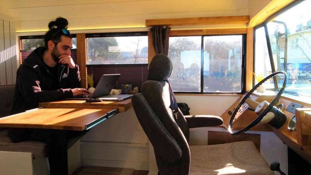 Hayalindeki otobüsü  yaptı, insanların ilgi odağı oldu