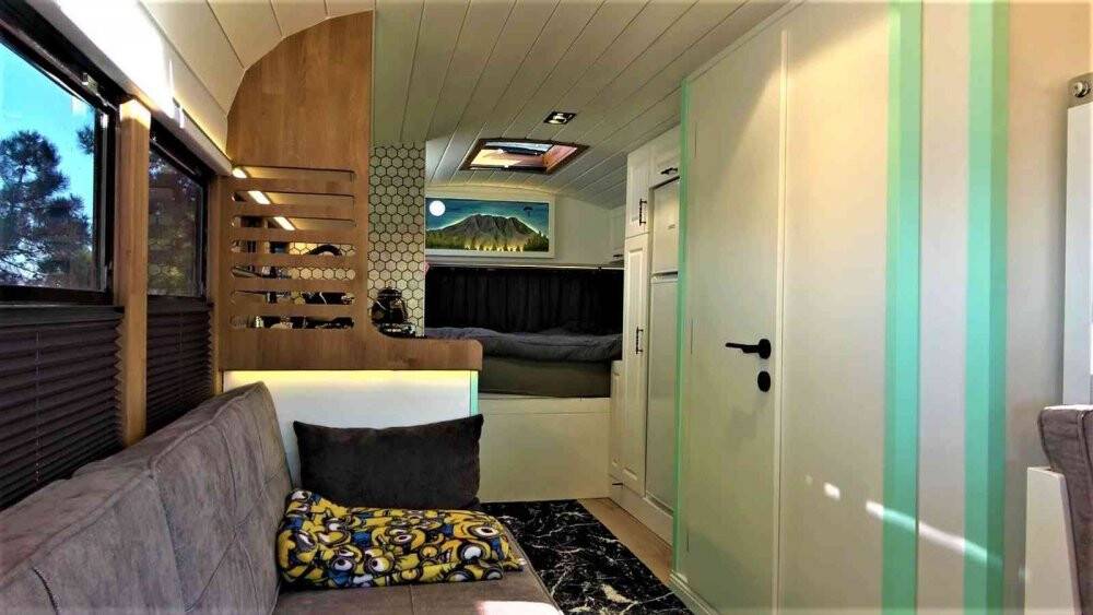 Hayalindeki otobüsü  yaptı, insanların ilgi odağı oldu