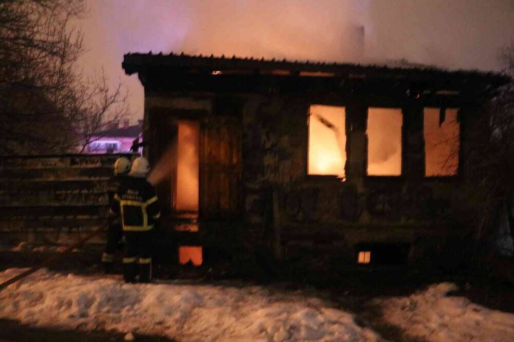 3 katlı ahşap bina alev alev yandı