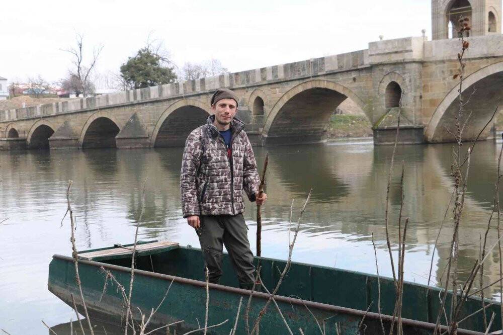 Edirne’nin su maymunları artık ekmek de yiyor