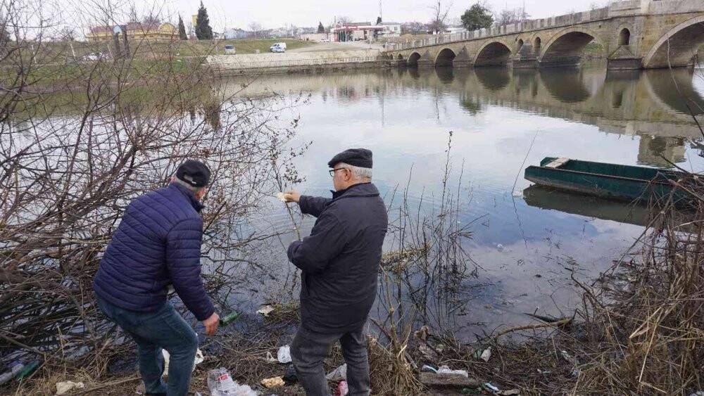 Edirne’nin su maymunları artık ekmek de yiyor