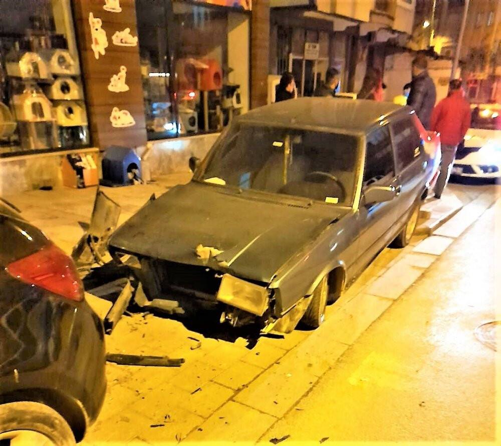 Hızını alamayan otomobil direğe ve araçlara çarptı