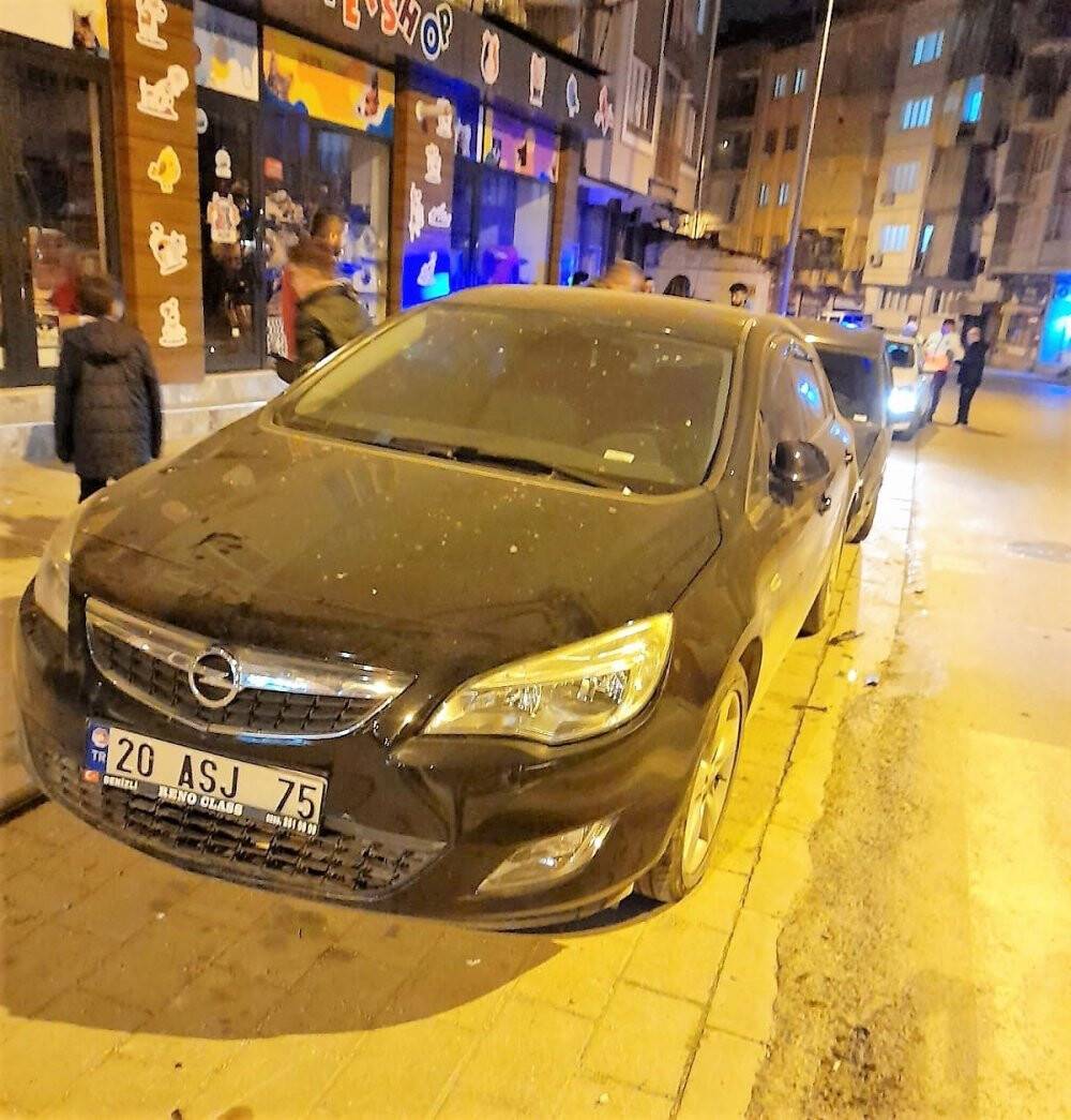 Hızını alamayan otomobil direğe ve araçlara çarptı