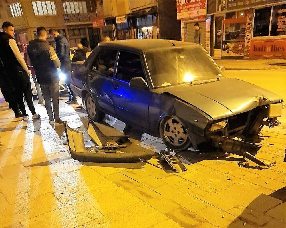 Hızını alamayan otomobil direğe ve araçlara çarptı