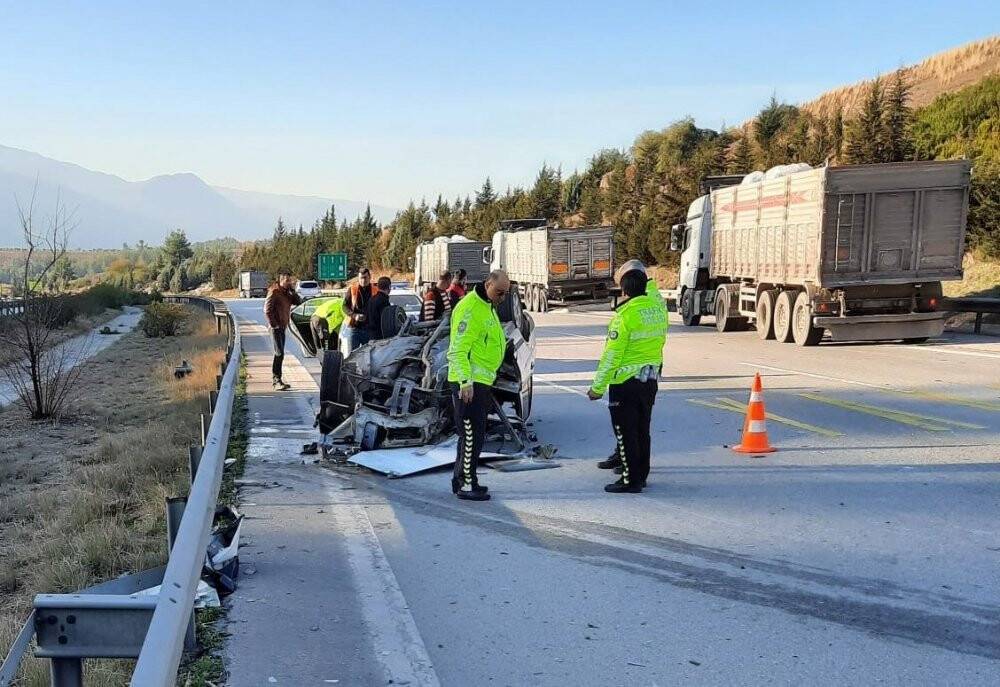 Seyir halindeki tıra çarptı takla attı