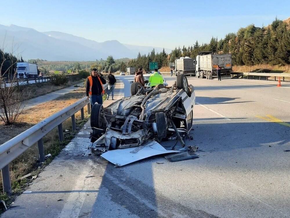 Seyir halindeki tıra çarptı takla attı