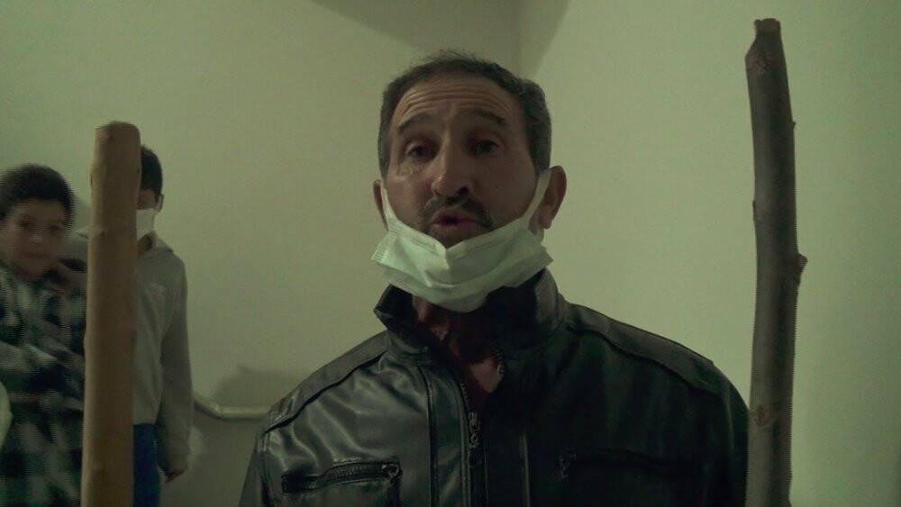 Ellerinde sopalarla ekmek almaya çıkıyorlar