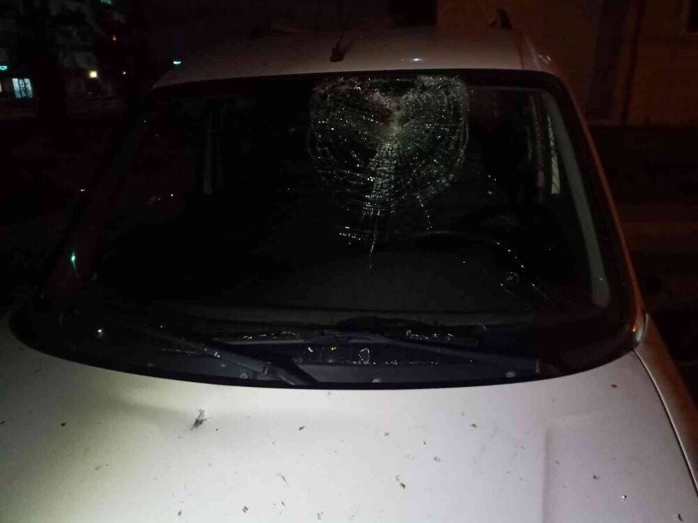 Ellerinde sopalarla ekmek almaya çıkıyorlar