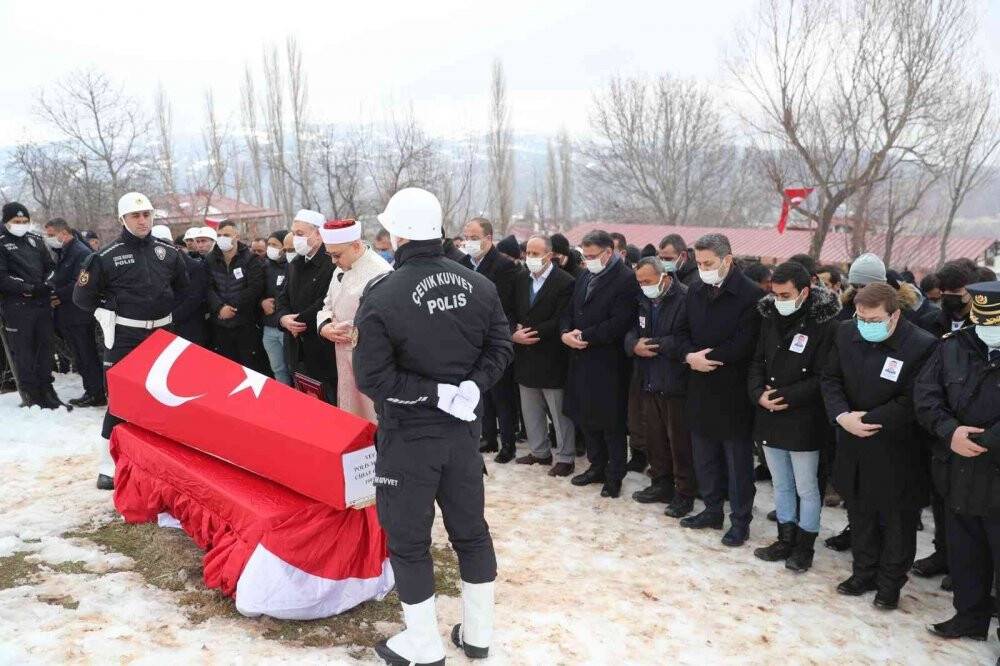 Kalbine yenik düşen polis memuru defnedildi