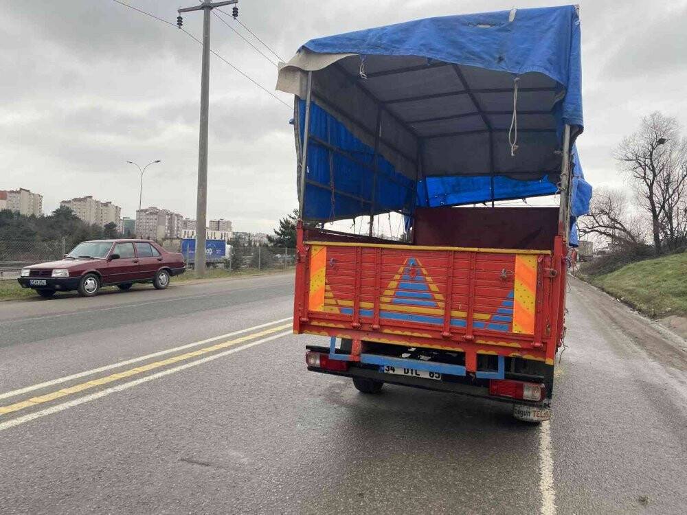 Kamyon ile kamyonet çarpıştı, sıkışan sürücüyü itfaiye kurtardı