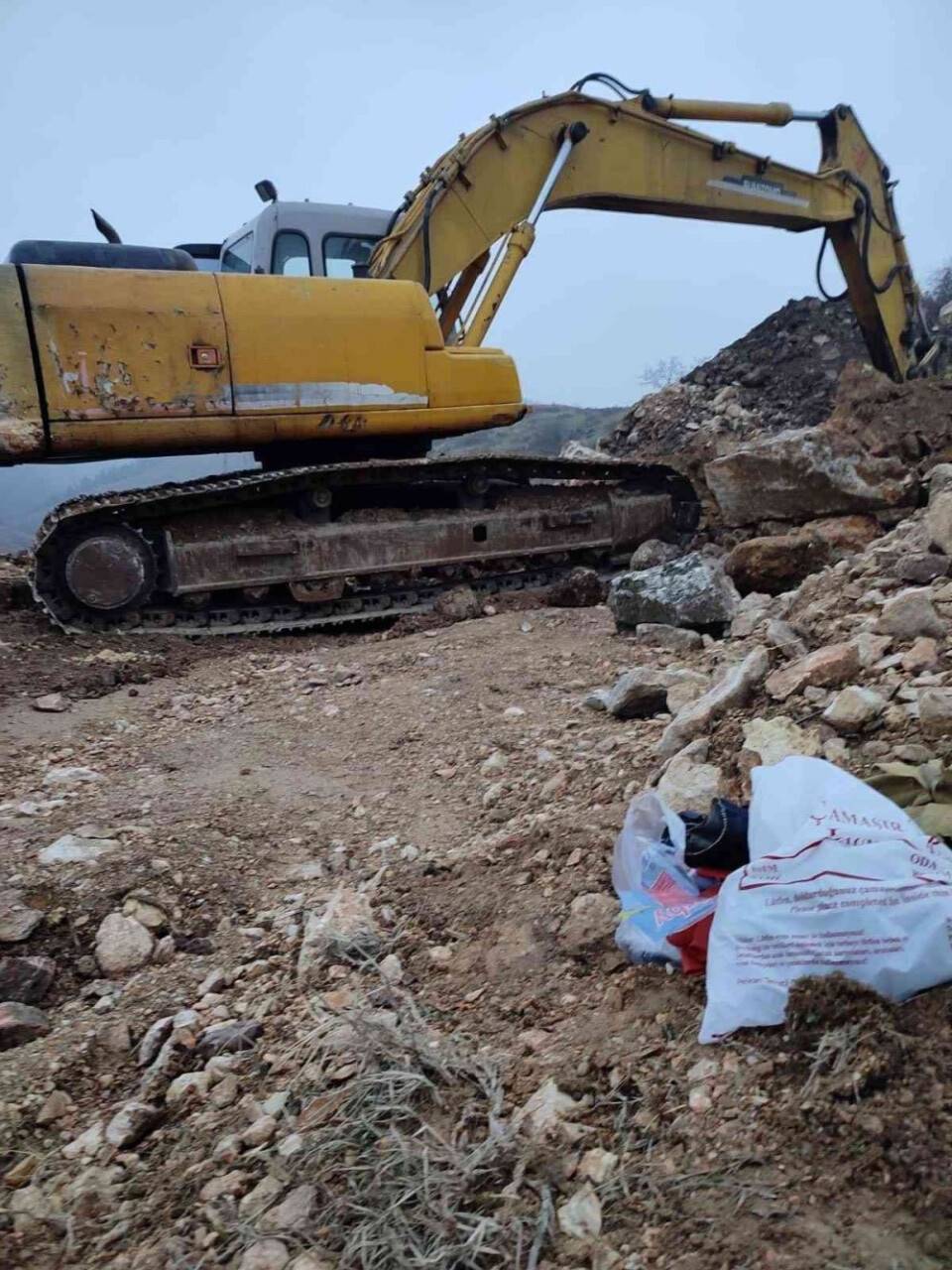 Kepçe ile kaçak kazıya suçüstü