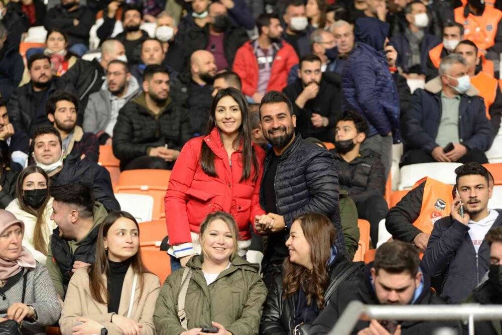 Maça sevgililerle geldiler