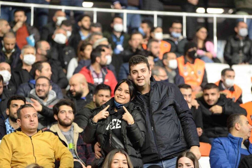 Maça sevgililerle geldiler