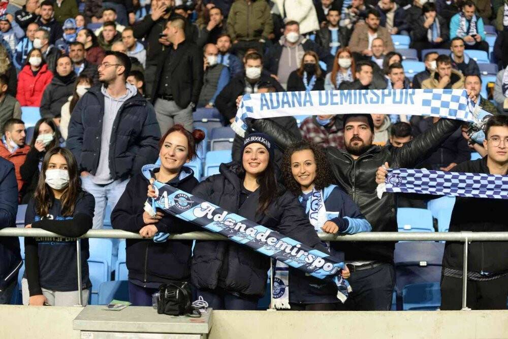 Maça sevgililerle geldiler