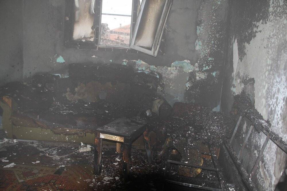 Tarihi evlerin bulunduğu sokakta çıkan yangın korkuttu