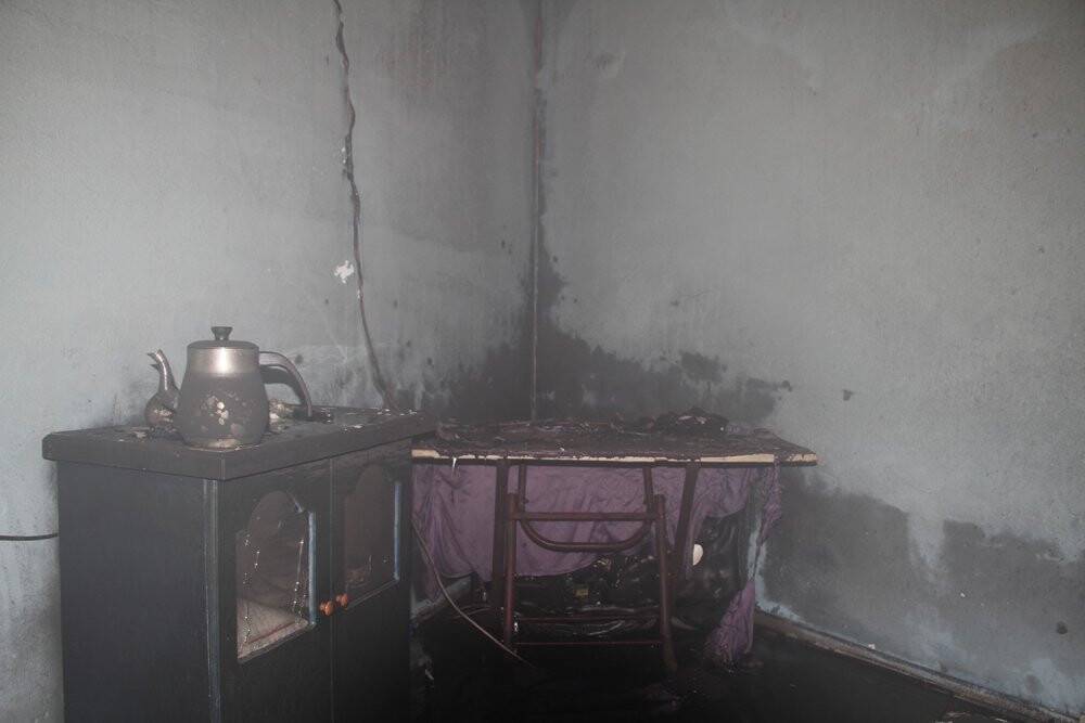 Tarihi evlerin bulunduğu sokakta çıkan yangın korkuttu