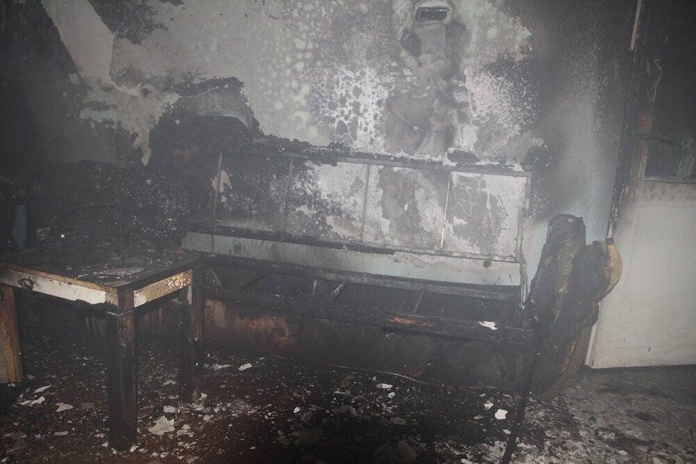 Tarihi evlerin bulunduğu sokakta çıkan yangın korkuttu