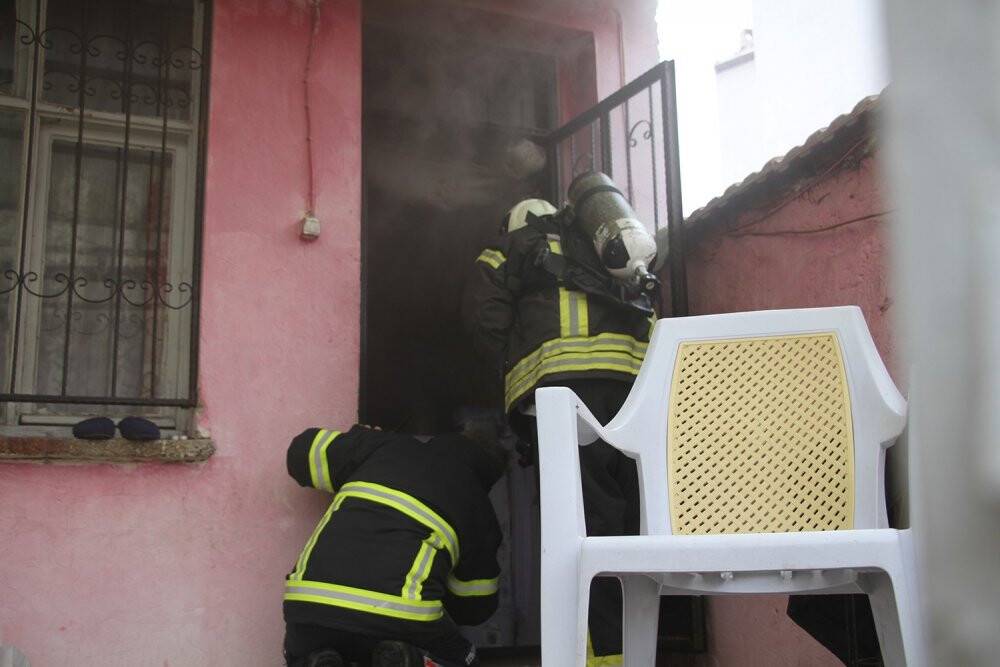 Tarihi evlerin bulunduğu sokakta çıkan yangın korkuttu