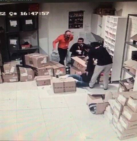 Ayakkabı dolu kolilerin çalışanların üzerine devrildiği anlar kameraya yansıdı