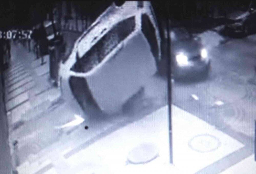 Balıkesir’de 2 kişinin yaralandığı kaza kamerada